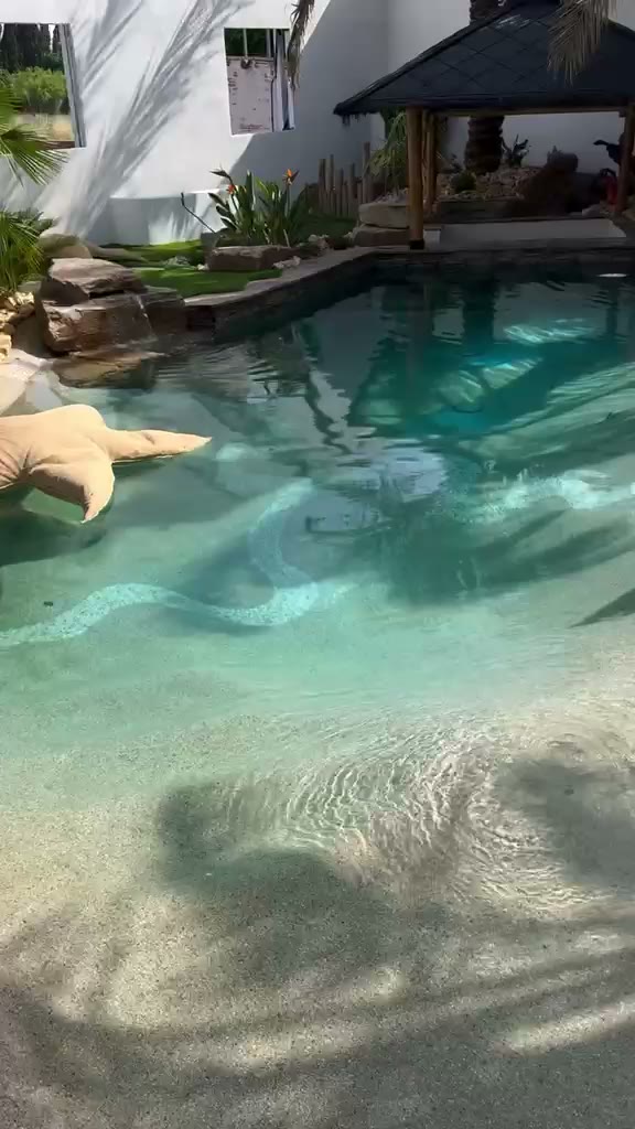 Piscina tipo playa con agua cristalina
